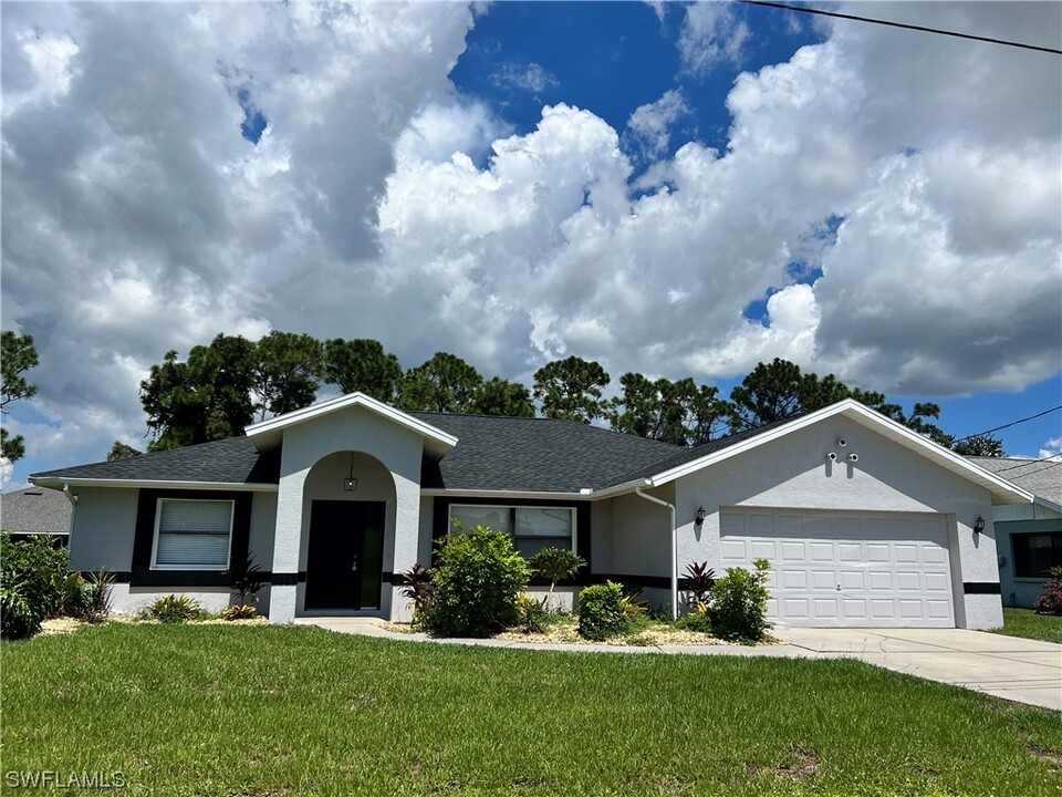 199 Mark Twain Ln in Rotonda West, FL - Building Photo