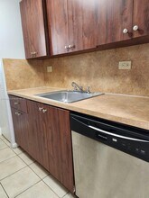 7095 NW 179th St in Hialeah, FL - Building Photo - Building Photo