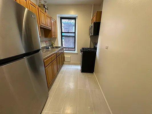 308 E 209th St in Bronx, NY - Foto de edificio