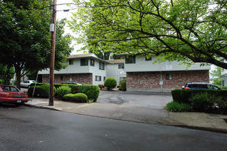 Martinique in Portland, OR - Foto de edificio - Building Photo