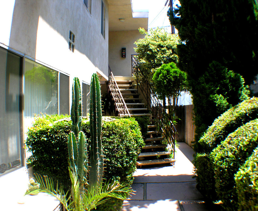 4518 Vista del Monte Ave in Sherman Oaks, CA - Building Photo