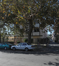 238 S Avenue 55 in Los Angeles, CA - Foto de edificio - Building Photo
