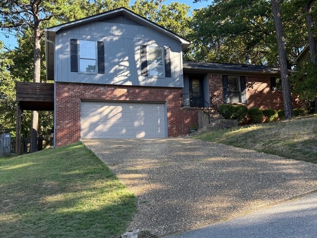 property at 8 Shadywood Ct