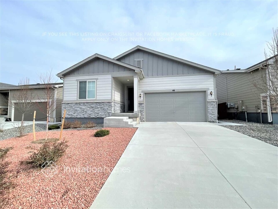 46 S Edge Cliff St in Castle Rock, CO - Foto de edificio