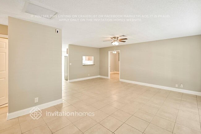 5796 Aurora Ct in Greenacres, FL - Foto de edificio - Building Photo