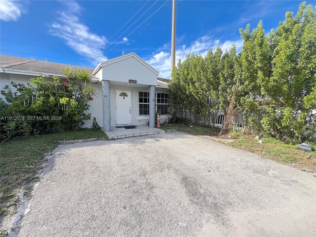 18240 NW 41st Pl in Miami Gardens, FL - Building Photo - Building Photo