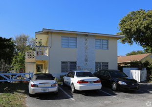 Sunland Apartments in Wilton Manors, FL - Building Photo - Building Photo