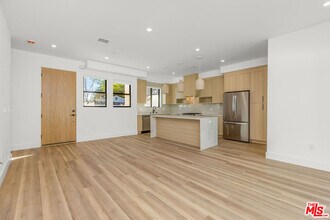 19535 Strathern St in Los Angeles, CA - Building Photo - Building Photo