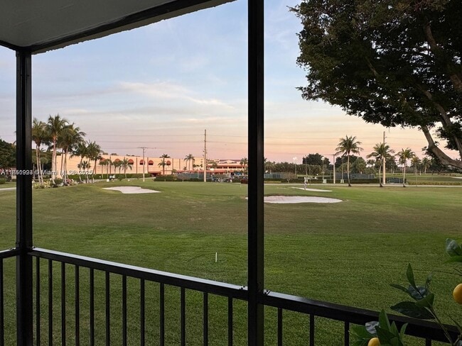 9200 N Hollybrook Lake Dr in Pembroke Pines, FL - Building Photo - Building Photo