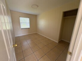 3 Bedroom - Mango Ave in Sarasota, FL - Building Photo