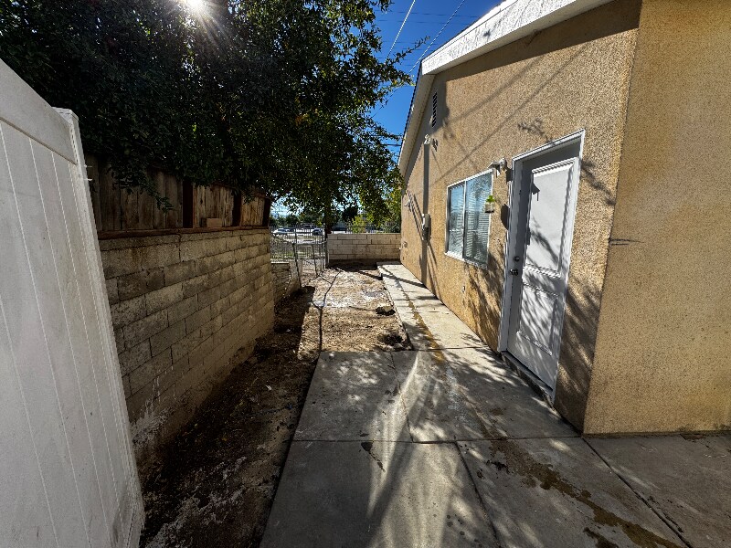 1239 N Roxbury Dr in San Bernardino, CA - Foto de edificio