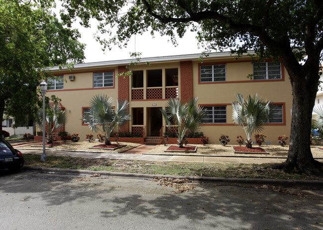 40 Antilla Ave in Coral Gables, FL - Foto de edificio - Building Photo