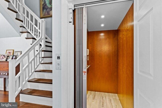 property at 543 Bridgeview Dr