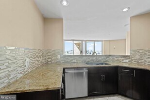100 Harborview Dr in Baltimore, MD - Building Photo