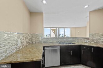 100 Harborview Dr in Baltimore, MD - Building Photo - Building Photo