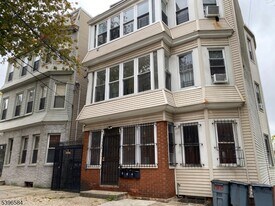 130 Milford Ave in Newark, NJ - Building Photo