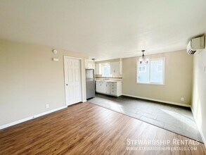 325 Schooling St in Harrisburg, OR - Building Photo - Building Photo