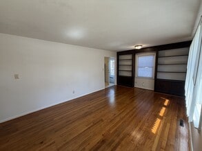 1008 W Arlington Blvd in Greenville, NC - Building Photo - Building Photo