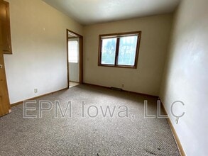 1522 W 4th St in Cedar Falls, IA - Building Photo - Building Photo
