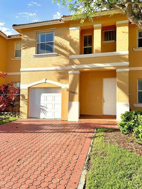 13485 NW 9th Ct in Pembroke Pines, FL - Building Photo
