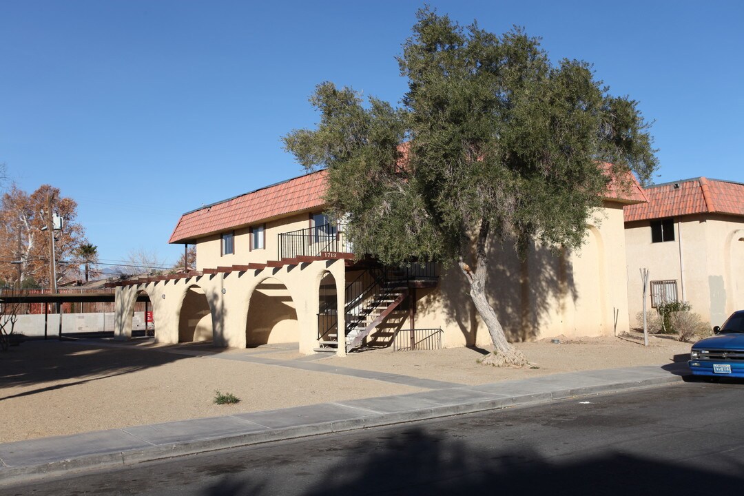 1713 Cordoba Ln in Las Vegas, NV - Foto de edificio