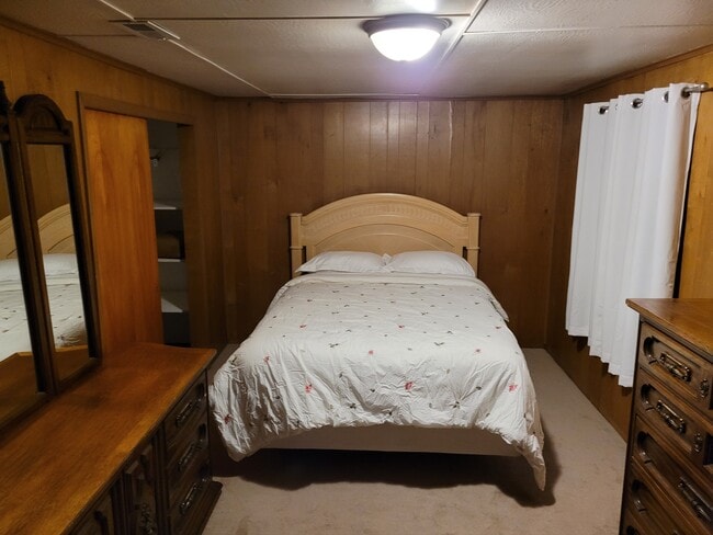 11727 Harrisburg Rd, Unit BR3 Front Middle Bedroom with large closet in Fort Mill, SC - Foto de edificio - Building Photo