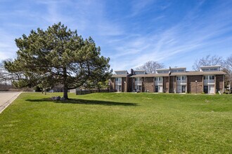 Hickory Manor in Waukegan, IL - Building Photo - Building Photo
