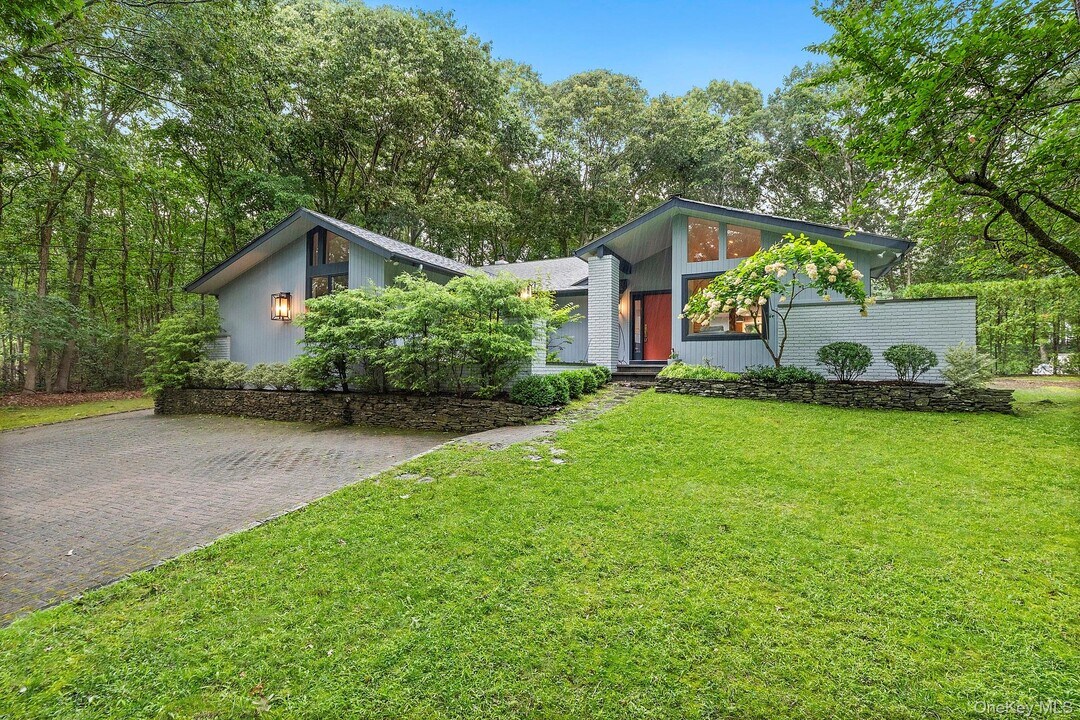 2723 Deerfield Rd in Sag Harbor, NY - Building Photo