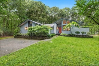 2723 Deerfield Rd in Sag Harbor, NY - Building Photo - Building Photo