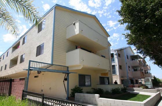 1045 Myrtle Ave in Long Beach, CA - Foto de edificio - Building Photo