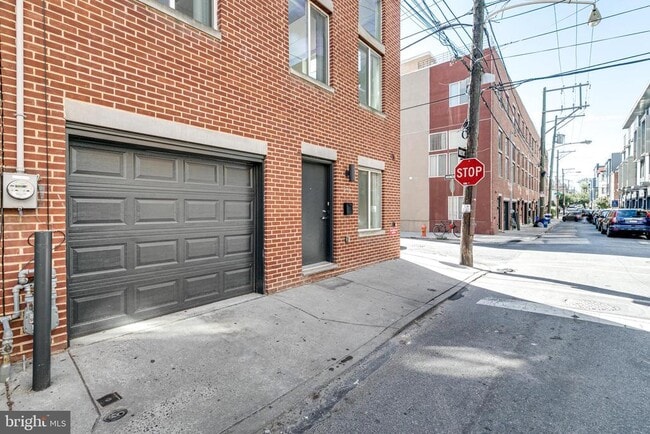 220 W George St in Philadelphia, PA - Building Photo - Building Photo