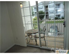 1725 Waterford Dr in Edison, NJ - Foto de edificio - Building Photo