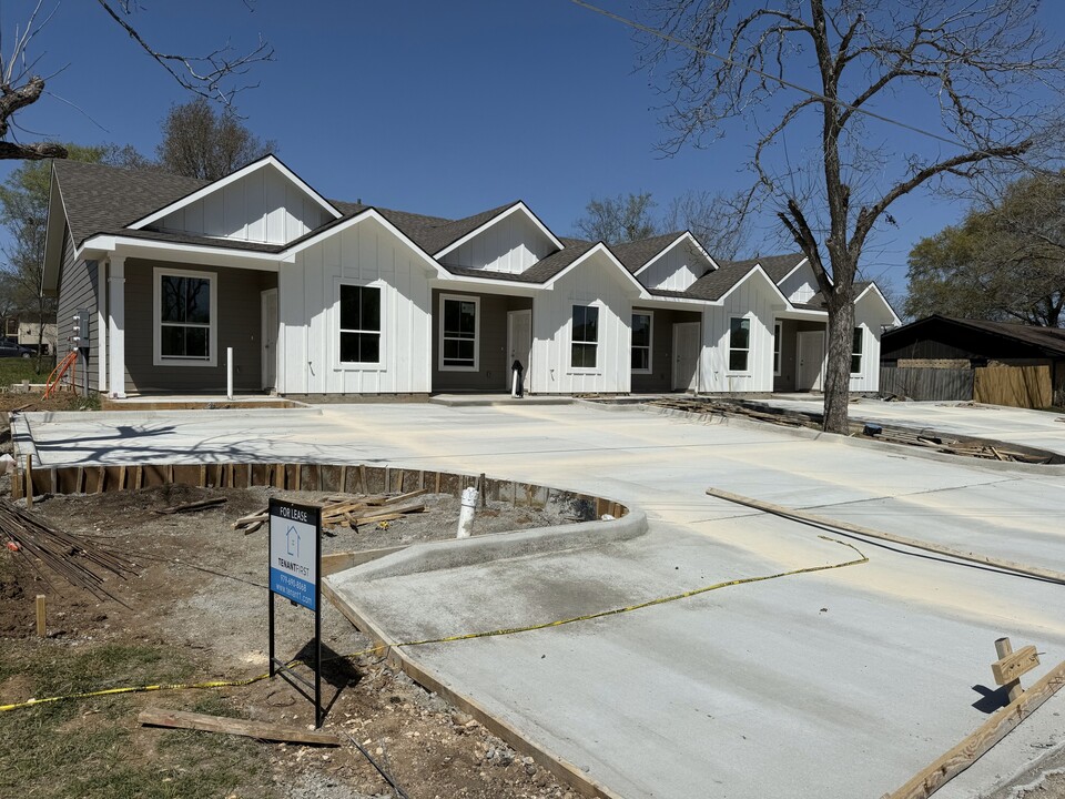 1606 W 5th St in Caldwell, TX - Foto de edificio