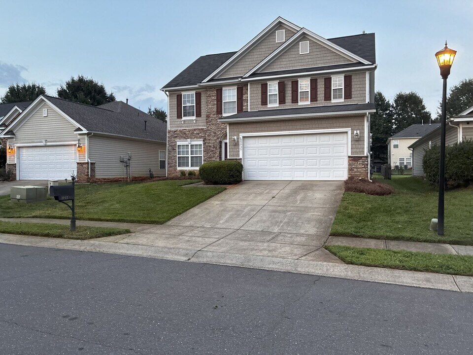 8935 Oransay Way in Charlotte, NC - Building Photo