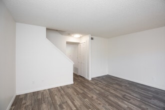 Shannon Wood Townhomes in El Cajon, CA - Building Photo - Interior Photo