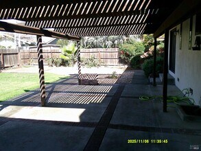 390 S Almond St in Dixon, CA - Building Photo - Building Photo