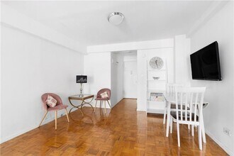 240 E 55th St, Unit 9H in New York, NY - Building Photo - Building Photo