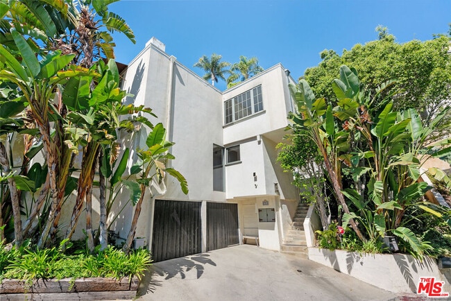 9315 Lloydcrest Dr in Beverly Hills, CA - Building Photo - Building Photo