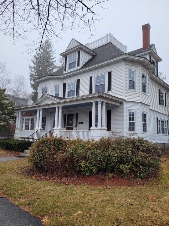 2060 Elm St in Manchester, NH - Building Photo