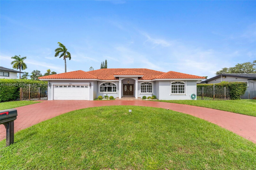 6821 Winged Foot Dr in Hialeah, FL - Building Photo