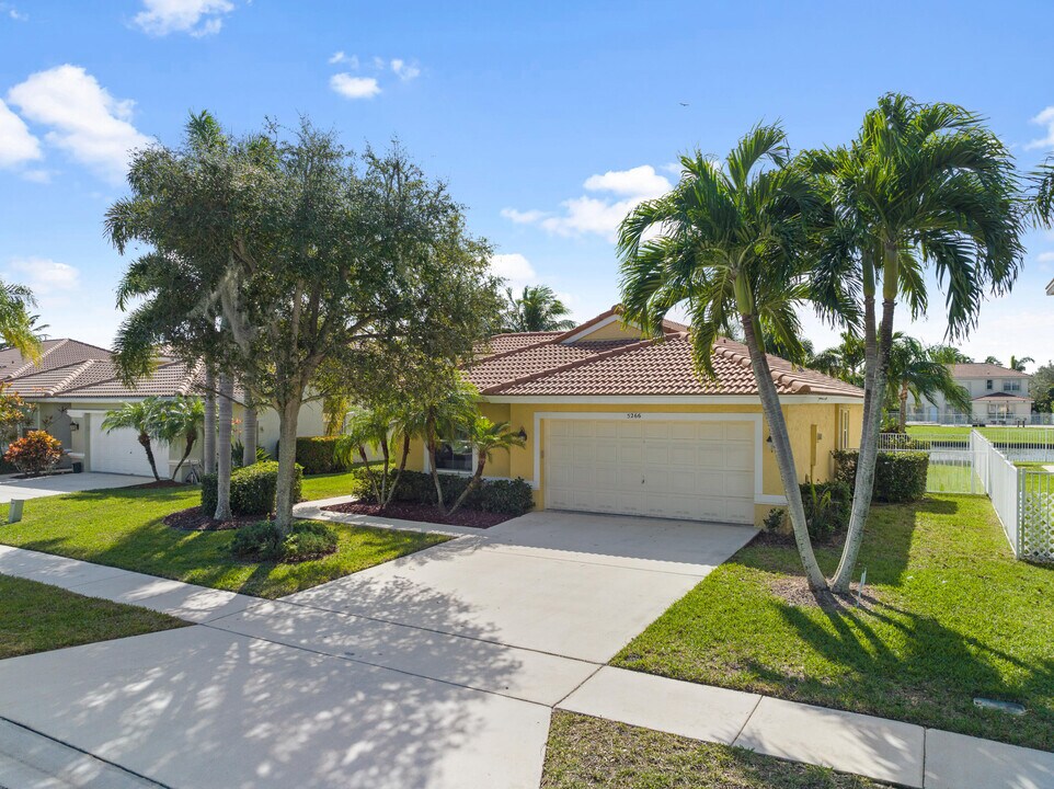 5266 Oakmont Village Cir in Greenacres, FL - Building Photo