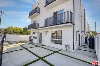 5438 Romaine St in Los Angeles, CA - Building Photo - Building Photo