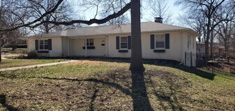 1502 North Cir in Columbia, MO - Building Photo