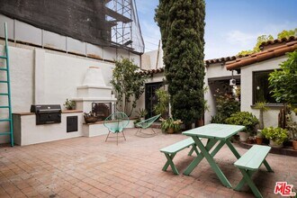 1012 Superba Ave in Los Angeles, CA - Building Photo - Building Photo