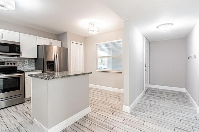 1392 Churchill Cir in Naples, FL - Foto de edificio - Building Photo