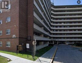 3555 Derry Rd E in Mississauga, ON - Building Photo