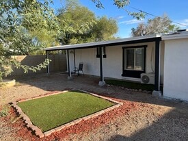2302 E Yale St, Unit 1bdrm apartment in Phoenix, AZ - Building Photo