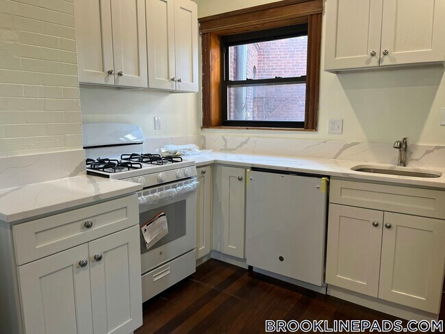 1855 Beacon St in Brookline, MA - Building Photo - Building Photo