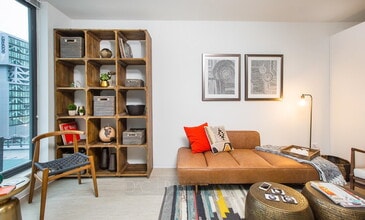 731 N Wells St, Unit 1708 in Chicago, IL - Foto de edificio - Building Photo