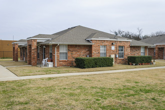 Garland Estates in Garland, TX - Building Photo - Building Photo